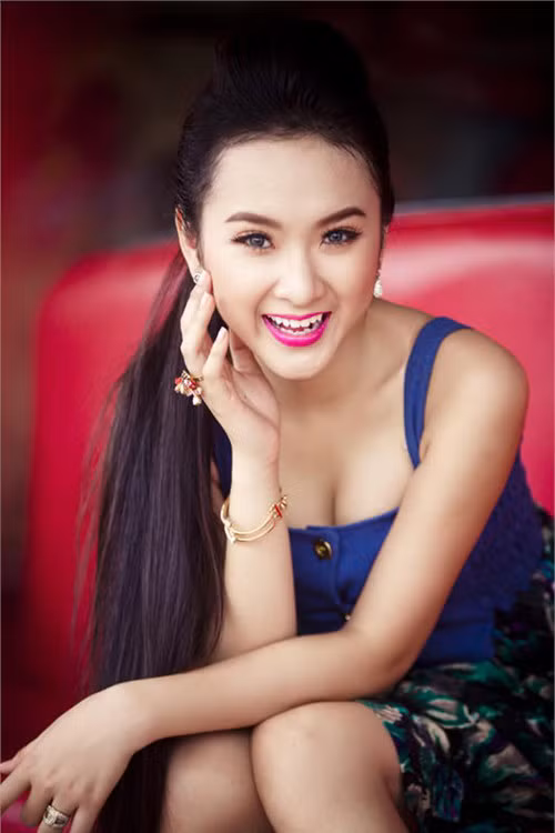 1. Angela Phương Trinh Trong một bài phỏng vấn gần đây nhất, Angela Phương Trinh chia sẻ rằng cô rất hài lòng về hình dáng khuôn mặt thon gọn, thanh thoát của mình 1. Angela Phương Trinh Trong một bài phỏng vấn gần đây nhất, Angela Phương Trinh chia sẻ rằng cô rất hài lòng về hình dáng khuôn mặt thon gọn, thanh thoát của mình