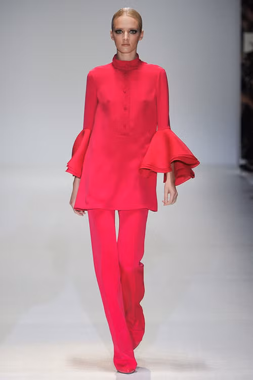 Bộ sưu tập xuân hè 2013 của Gucci ngập tràn những mẫu váy, áo với phần tay ống loe điệu đà