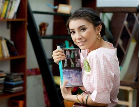 Tóc mái không chăm chút tạo kiểu để lộ vầng trán thấp.