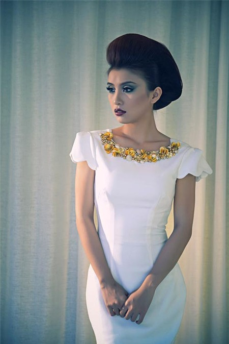 Kiểu tóc búi cao, phần mái bồng phù hợp với các quý cô văn phòng tuổi 30.