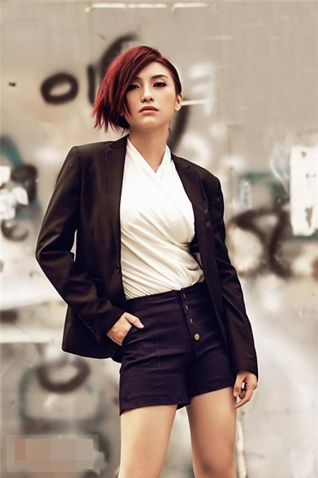 Tạo hình cá tính bị phá hủy vì mái tóc lỗi mốt.