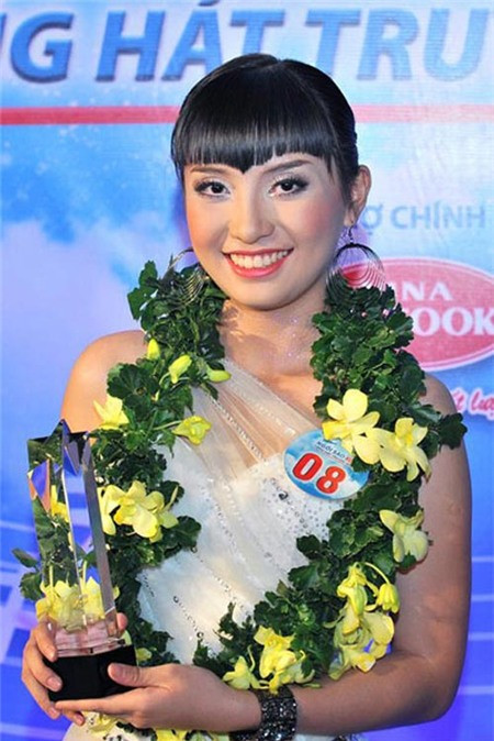 Kiểu tóc mái không phù hợp với khuôn mặt tròn và cằm ngắn.