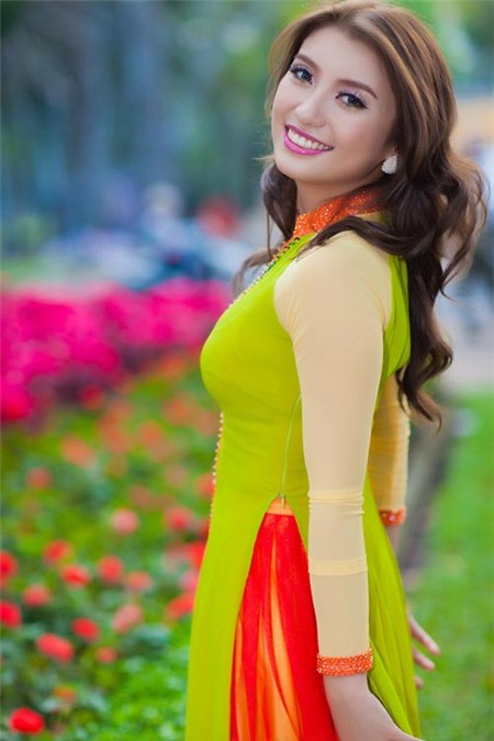 Tóc đánh rối lỗi thời vẫn được Như Quỳnh sử dụng.