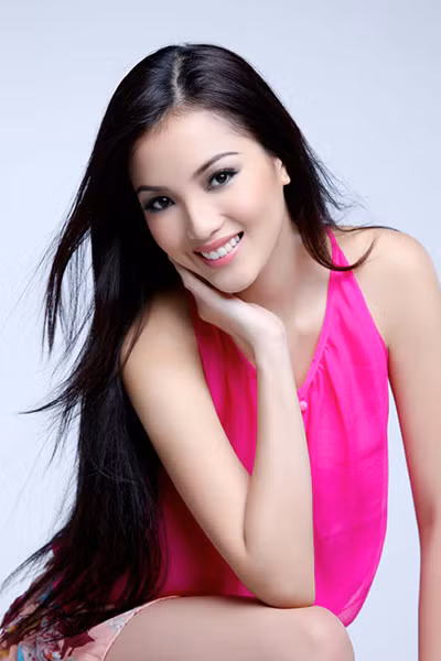 Theo nguồn tin của giới thạo tin, Huỳnh Bích Phương từng bỏ lỡ vương miện Hoa hậu Việt Nam 2010 vì nghi án độn cằm. Dù vậy, cô sinh viên báo chí một thời vẫn luôn được công chúng tung hô là "Hoa hậu của làng báo" Theo nguồn tin của giới thạo tin, Huỳnh Bích Phương từng bỏ lỡ vương miện Hoa hậu Việt Nam 2010 vì nghi án độn cằm. Dù vậy, cô sinh viên báo chí một thời vẫn luôn được công chúng tung hô là "Hoa hậu của làng báo"