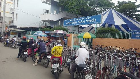Trường trung học cơ sở Nguyễn Văn Trỗi, nơi xảy ra câu chuyện giữa chị V. và nhà trường (ảnh: P.L) Trường trung học cơ sở Nguyễn Văn Trỗi, nơi xảy ra câu chuyện giữa chị V. và nhà trường (ảnh: P.L)