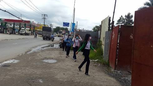 Học sinh lớp 10 (mới) của Trường Nguyễn Hữu Cầu tới trường học hè chiều ngày 26/7 (ảnh: P.L) Học sinh lớp 10 (mới) của Trường Nguyễn Hữu Cầu tới trường học hè chiều ngày 26/7 (ảnh: P.L)