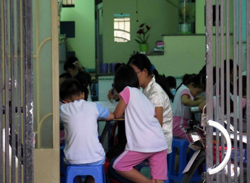 Giáo viên có thể bị đuổi việc nếu có vi phạm về dạy thêm học thêm (ảnh minh họa: Tuổi Trẻ) Giáo viên có thể bị đuổi việc nếu có vi phạm về dạy thêm học thêm (ảnh minh họa: Tuổi Trẻ)