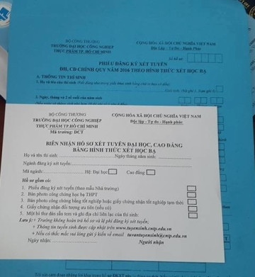 Một bộ hồ sơ xét tuyển đơn giản như vậy, mà có phụ huynh phải mua với giá 150.000 đồng/bộ (ảnh: P.L)