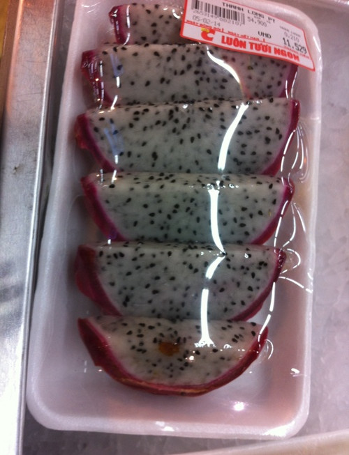 Khay Thanh long này chứa "vật lạ" màu vàng phía trong khiến người mua không khỏi e ngại. Khay Thanh long này chứa "vật lạ" màu vàng phía trong khiến người mua không khỏi e ngại.