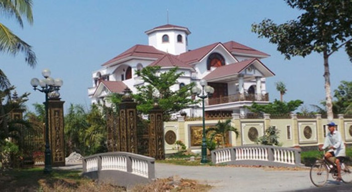 Căn biệt thự trên mảnh đất rộng hàng nghìn mét vuông được cho là một phần trong khối tài sản của ông Trần Văn Truyền, nguyên Ủy viên Trung ương Đảng, nguyên Tổng Thanh tra Chính phủ tại xã Sơn Đông, TP Bến Tre.