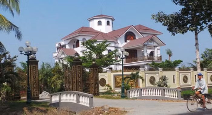 Căn biệt thự trên mảnh đất rộng hàng nghìn mét vuông được cho là một phần trong khối tài sản của ông Trần Văn Truyền, nguyên Ủy viên Trung ương Đảng, nguyên Tổng Thanh tra Chính phủ tại xã Sơn Đông, TP Bến Tre. Căn biệt thự trên mảnh đất rộng hàng nghìn mét vuông được cho là một phần trong khối tài sản của ông Trần Văn Truyền, nguyên Ủy viên Trung ương Đảng, nguyên Tổng Thanh tra Chính phủ tại xã Sơn Đông, TP Bến Tre.