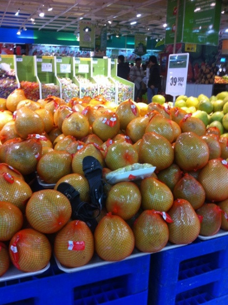 Hình ảnh phản cảm tại quầy bán bưởi da xanh. Hình ảnh phản cảm tại quầy bán bưởi da xanh.