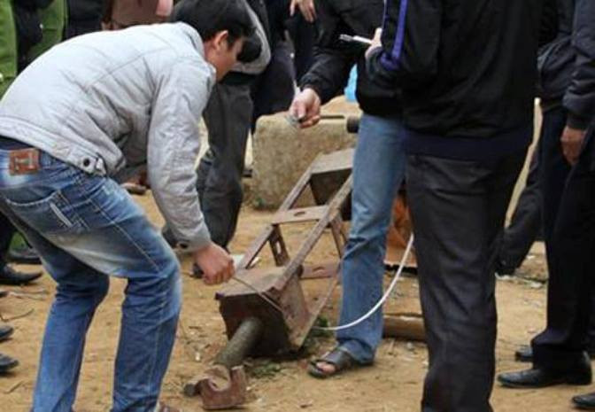 Ốc neo kém chất lượng được cho là nguyên nhân đứt cáp cầu Chu Va. Ảnh: Sơn Thủy.