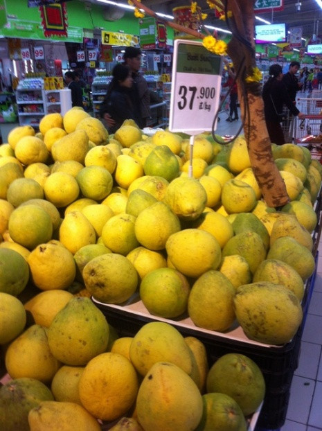 Phần lớn bưởi Năm roi đều ngả màu vàng, không còn tươi xanh. Phần lớn bưởi Năm roi đều ngả màu vàng, không còn tươi xanh.