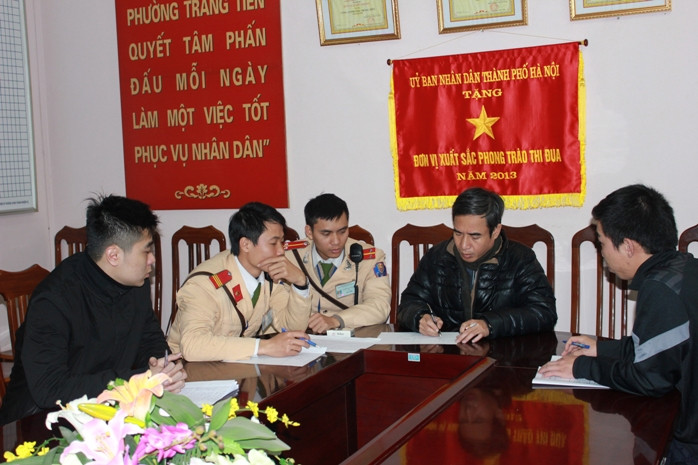 Trung úy Tùng và Thượng sỹ Hợp làm thủ tục bàn giao tên cướp cho Công an phường Tràng Tiền Trung úy Tùng và Thượng sỹ Hợp làm thủ tục bàn giao tên cướp cho Công an phường Tràng Tiền