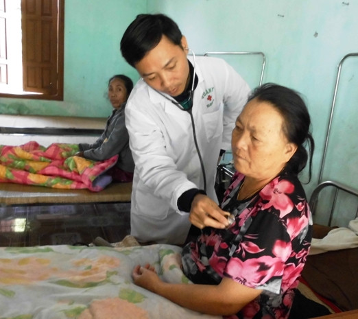 Chiến sỹ quân y ở trạm xá khám cho người dân Thoong Pẹ Chiến sỹ quân y ở trạm xá khám cho người dân Thoong Pẹ