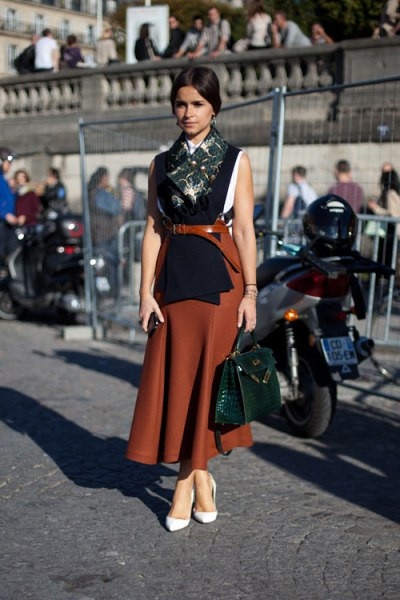 Áo họa tiết độc đáo kết hợp với chân váy màu nâu đậm tạo nên một style vô cùng nữ tính. Chiếc túi màu xanh rêu cùng tone màu với họa tiết trên chiếc áo cho thấy đây là một quý cô rất tinh tế và hiểu biết về thời trang. Áo họa tiết độc đáo kết hợp với chân váy màu nâu đậm tạo nên một style vô cùng nữ tính. Chiếc túi màu xanh rêu cùng tone màu với họa tiết trên chiếc áo cho thấy đây là một quý cô rất tinh tế và hiểu biết về thời trang.