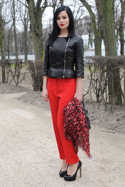 Áo da cách điệu và chiếc quần màu đỏ khiến quý cô này nổi bật cả một góc phố. Áo da cách điệu và chiếc quần màu đỏ khiến quý cô này nổi bật cả một góc phố.