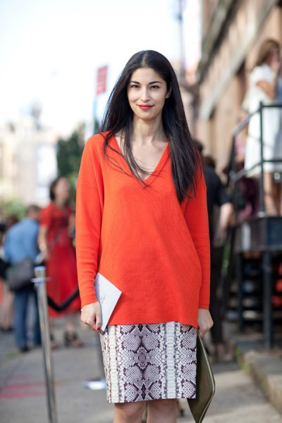 Chân váy họa tiết da rắn và áo len oversize màu đỏ cam - sự kết hợp tinh tế của những món đồ theo xu hướng. Chân váy họa tiết da rắn và áo len oversize màu đỏ cam - sự kết hợp tinh tế của những món đồ theo xu hướng.