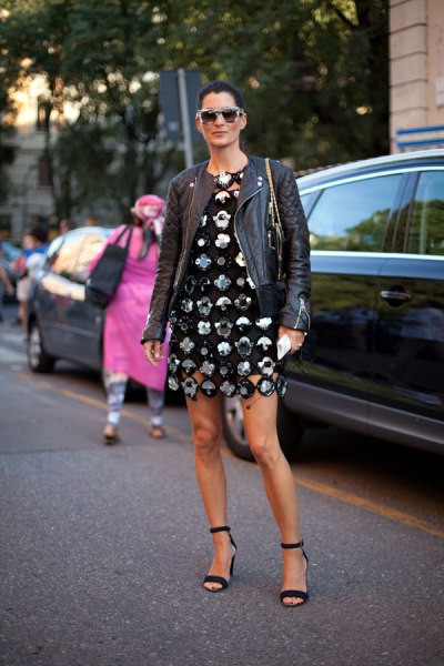 Váy hoa và áo da khiến cô nàng này nữ tính nhưng không kém phần cá tính. Váy hoa và áo da khiến cô nàng này nữ tính nhưng không kém phần cá tính.