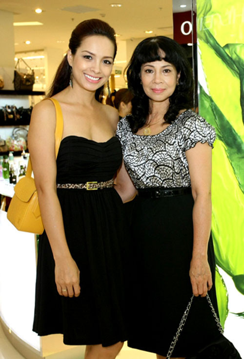 Thúy Hạnh và mẹ Thúy Hạnh và mẹ