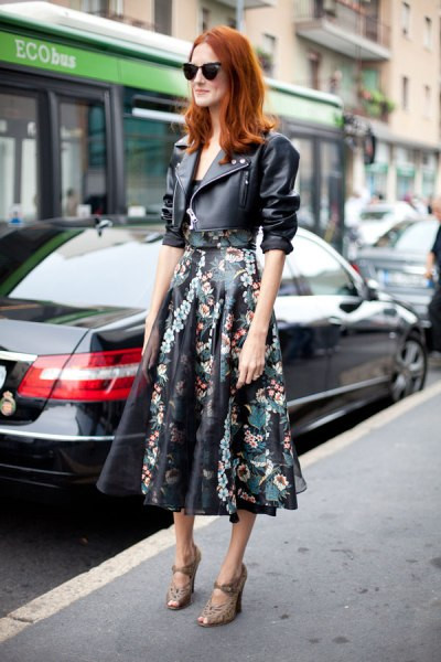 Lại là một sự kết hợp giữa váy hoa và áo khoác da. Trông cô nàng này vô cùng thanh lịch và thời thượng. Lại là một sự kết hợp giữa váy hoa và áo khoác da. Trông cô nàng này vô cùng thanh lịch và thời thượng.