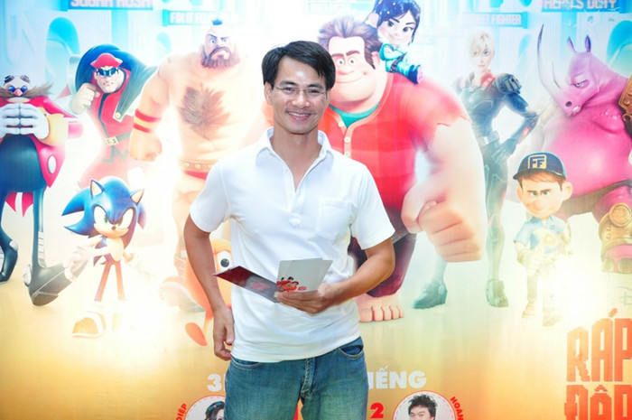 Vẻ giản dị hiếm thấy của danh hài. Vẻ giản dị hiếm thấy của danh hài.