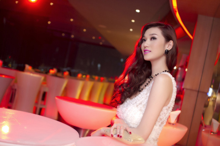 Khánh My xuất hiện với chiếc váy trắng quyến rũ. Khánh My xuất hiện với chiếc váy trắng quyến rũ.