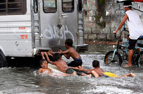 "Chơi đùa nguy hiểm kiểu...trẻ con" "Chơi đùa nguy hiểm kiểu...trẻ con"