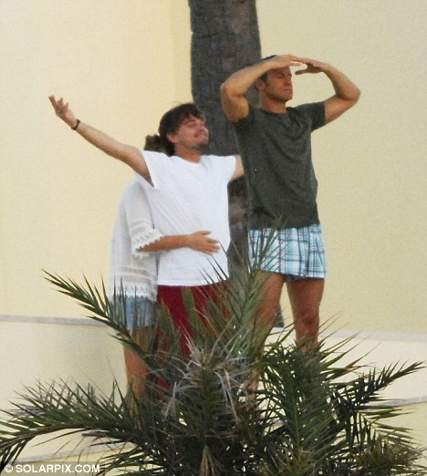 Rất nhiều hình ảnh hài hước khác của cư dân mạng về kiểu ôm lãng mạn kinh điển.