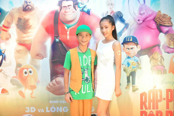 Đăng Quân ăn mặc sặc sỡ. Đăng Quân ăn mặc sặc sỡ.