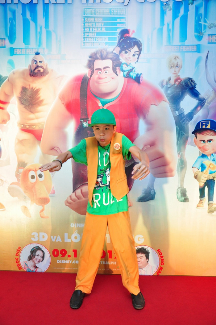 Cậu thể hiện một số điệu nhảy trước ống kính. Cậu thể hiện một số điệu nhảy trước ống kính.