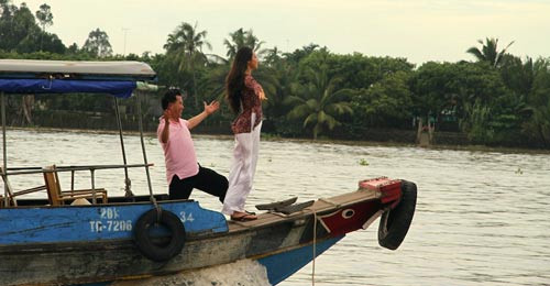 Á hậu Hoàng My tranh thủ tạo dáng Titanic khi lênh đênh trên sông.