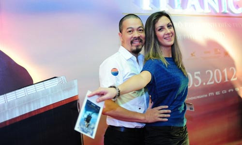 Đã có không ít sao Việt thích thú với tạo dáng kiểu Titanic. NTK Đức Hùng tạo dáng kiểu Titanic...trên cạn.