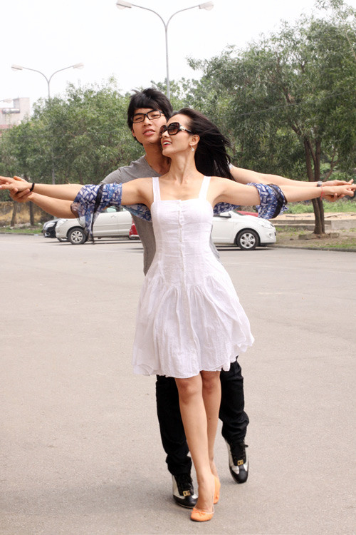 Trương Nam Thành cũng thích tạo dáng kiểu này ngoài đường quốc lộ.