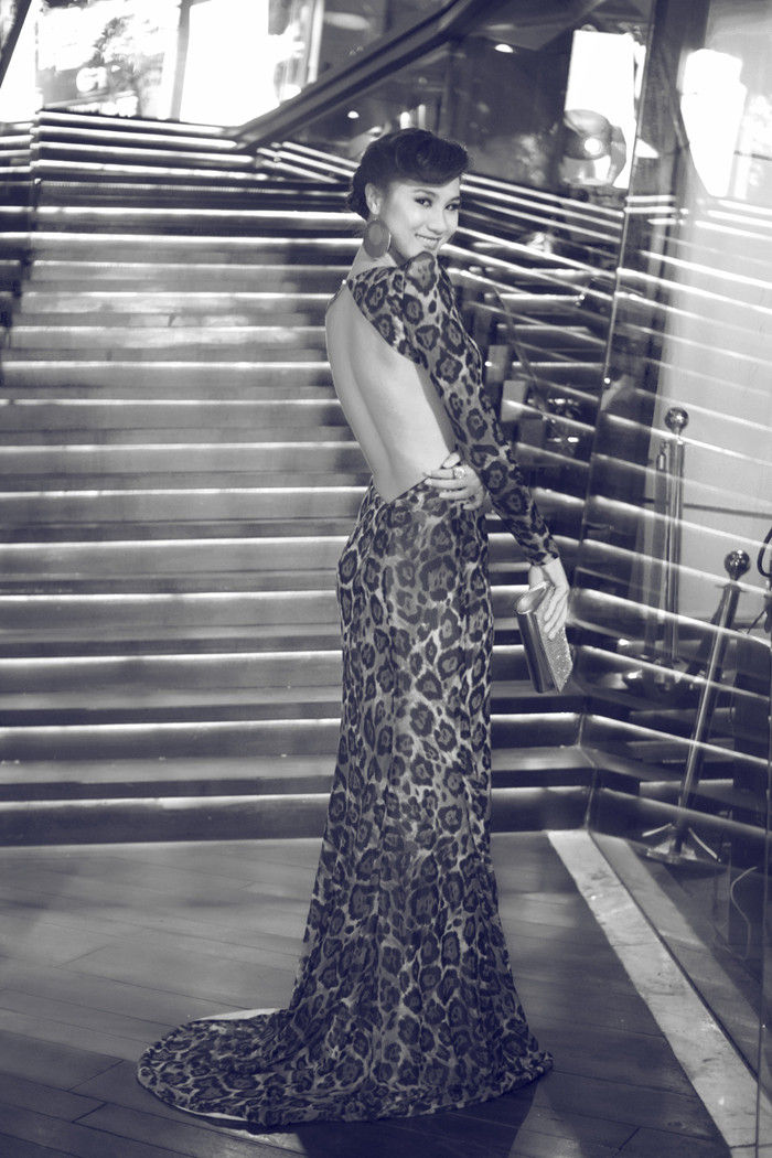 Kim Dung 'phô' toàn bộ lưng trần. Kim Dung 'phô' toàn bộ lưng trần.