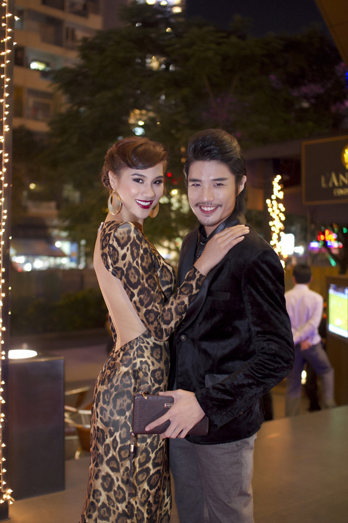 Kim Dung trở nên sang trọng với chiếc váy tối màu. Kim Dung trở nên sang trọng với chiếc váy tối màu.