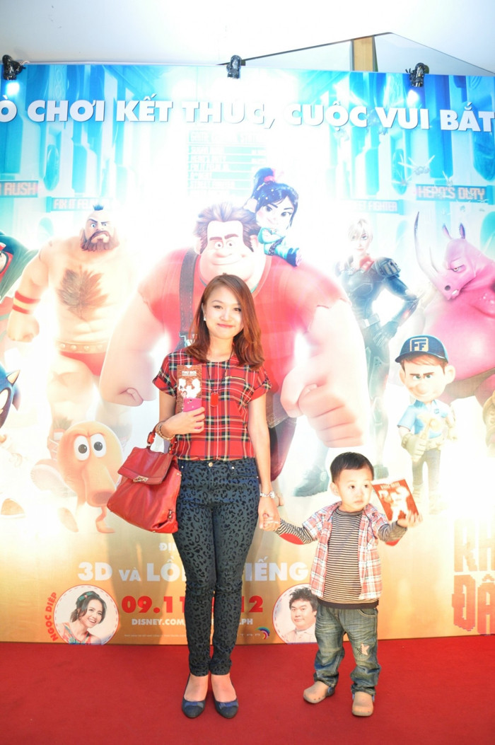 MC Thanh Vân và con trai. MC Thanh Vân và con trai.