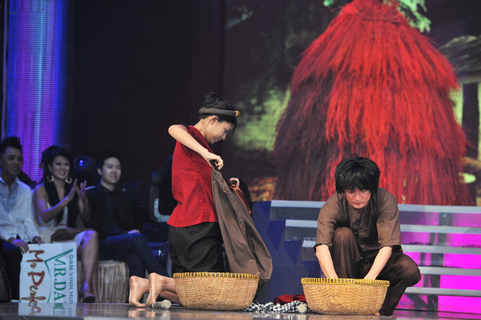 Sau đó, nhanh chóng thay trang phục ngay trên sân khấu... Sau đó, nhanh chóng thay trang phục ngay trên sân khấu...