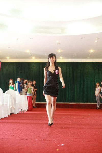 Hoàng Mỹ Linh - Hà Nội sải bước trước các bạn.