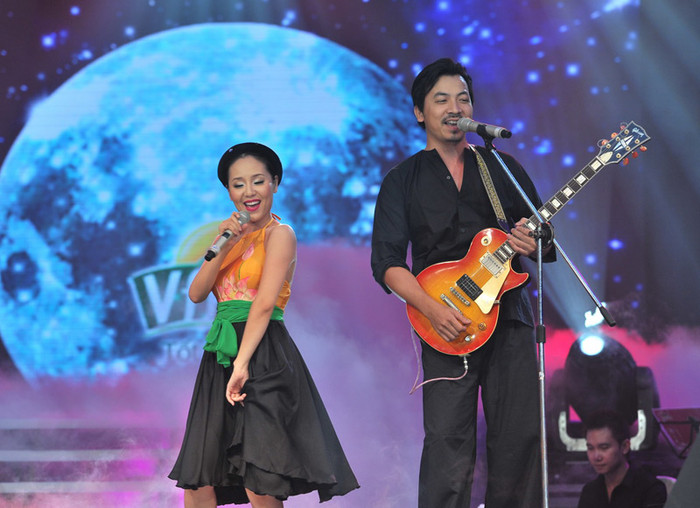 Và "đong đưa" anh chàng đẹp trai trẻ trung - "giáo sư" Cù Trọng Xoay. Màn trình diễn của họ thật sự vui nhộn và sảng khoái. Và "đong đưa" anh chàng đẹp trai trẻ trung - "giáo sư" Cù Trọng Xoay. Màn trình diễn của họ thật sự vui nhộn và sảng khoái.