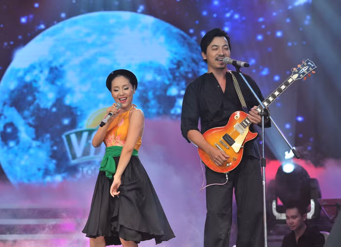 Và "đong đưa" anh chàng đẹp trai trẻ trung - "giáo sư" Cù Trọng Xoay. Màn trình diễn của họ thật sự vui nhộn và sảng khoái.