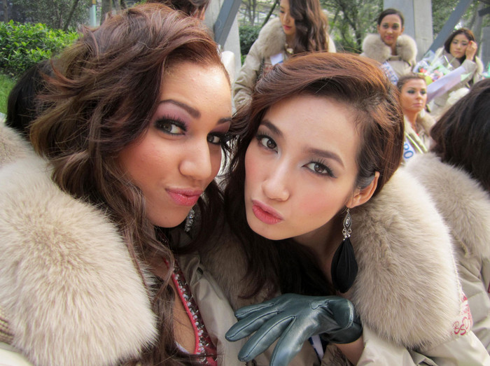 Tạo dáng cùng thí sinh Mỹ.