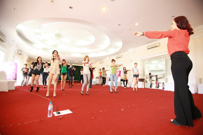 Người mẫu Thúy Hằng hướng dẫn người đẹp teen các kỹ năng bước trên sàn catwalk.