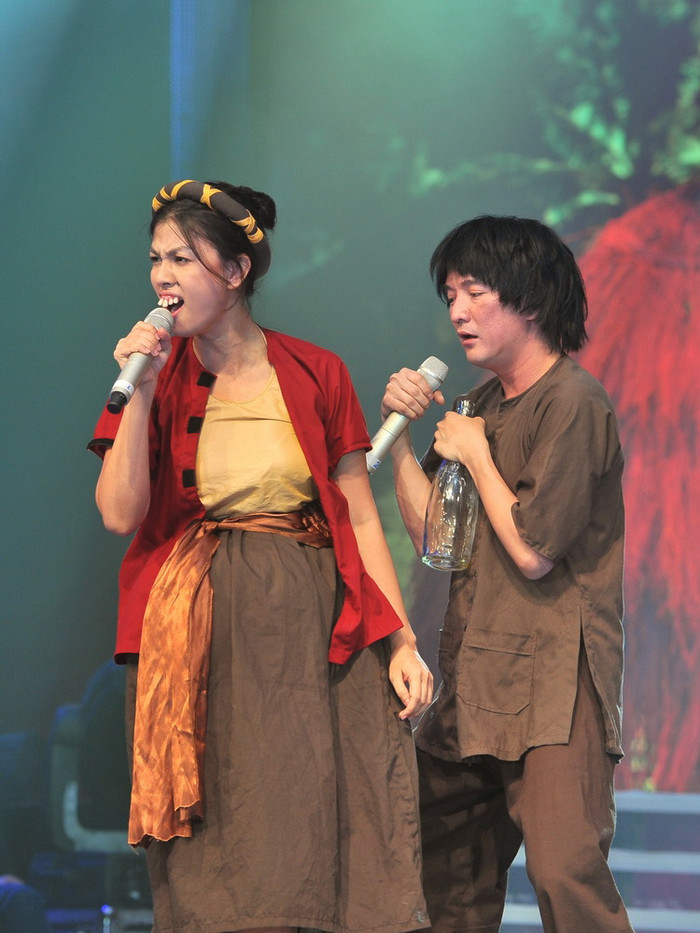 Kim Thư - một Thị Nở không thể xấu hơn với cái bụng bầu lớn và hàm răng vẩu “khủng khiếp”. Kim Thư - một Thị Nở không thể xấu hơn với cái bụng bầu lớn và hàm răng vẩu “khủng khiếp”.