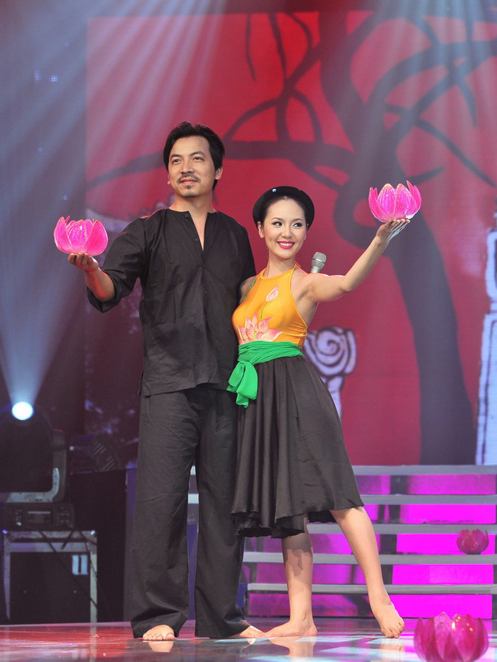 Cặp đôi hoàn hảo đêm thi với chủ đề rock và dân ca tối 30/10 mở màn bằng phần trình diễn của Giáo sư Cù Trọng Xoay (Đinh Tiến Dũng) và Phương Linh với "Đi cấy". Cặp đôi hoàn hảo đêm thi với chủ đề rock và dân ca tối 30/10 mở màn bằng phần trình diễn của Giáo sư Cù Trọng Xoay (Đinh Tiến Dũng) và Phương Linh với "Đi cấy".