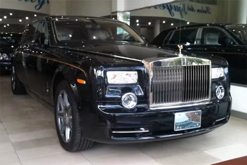 Rolls-Royce Phantom in hình rồng, phiên bản đặc biệt cho năm Nhâm Thìn. Rolls-Royce Phantom in hình rồng, phiên bản đặc biệt cho năm Nhâm Thìn.