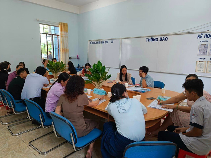 Không khí tư vấn tuyển sinh nhộn nhịp tại Trường Trần Cao Vân (ảnh: CTV) gdvn_tuyensinhTCVan.jpg
