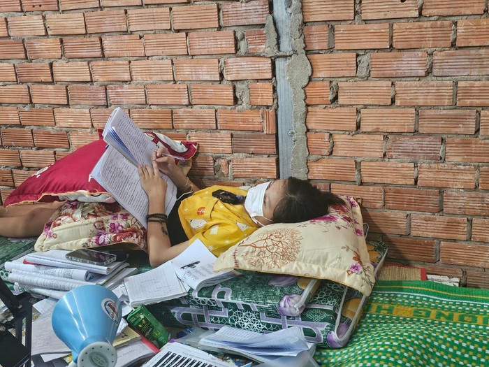 Nữ sinh Nguyễn Thị Yến Nhi phải nằm học ôn thi tại nhà (ảnh: V.D) gdvn_YNhinamhochti.jpg