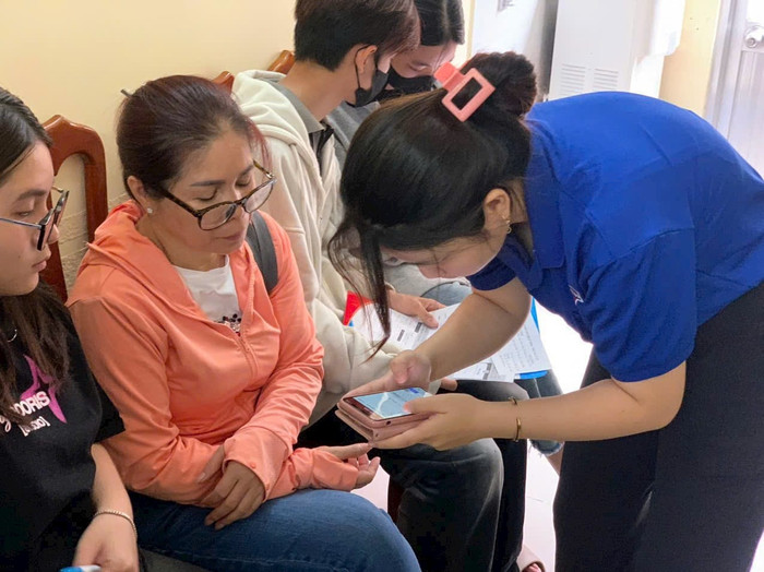 Phụ huynh được tư vấn tuyển sinh trực tiếp tại Trung tâm Giáo dục thường xuyên Chu Văn An (ảnh: ND) gdvn_ChuVanAn.jpg